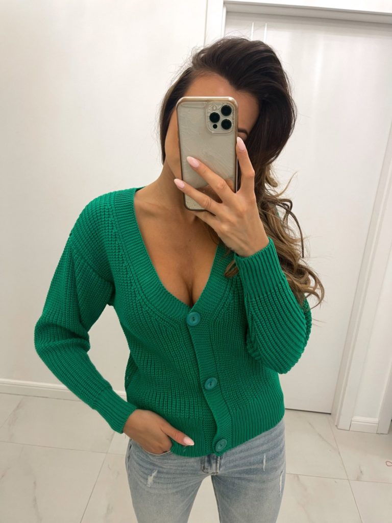 krátky zelený svetr na knoflíky